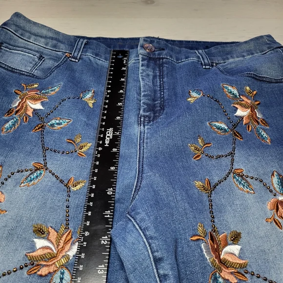 Chico's Embroidered Jeans Beaded Floral So Slimming Denim BOHO. - Picture 7 of 8